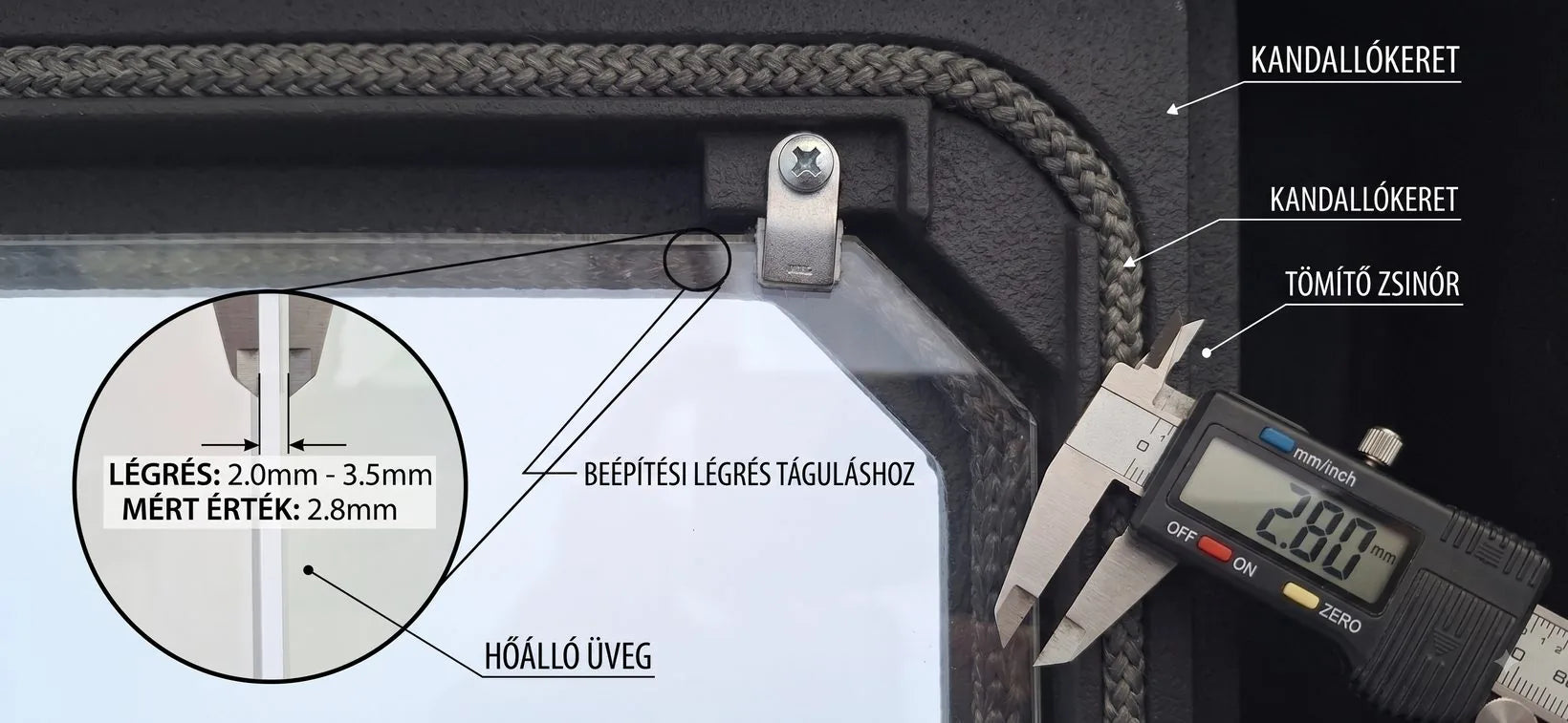Tolómérő méri a beépített üveg és a kandallókeret közti légrést, a mért érték 2,8 mm
